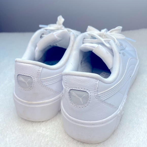 Women’s white puma sneakers. Size 7. - Picture 3 of 3